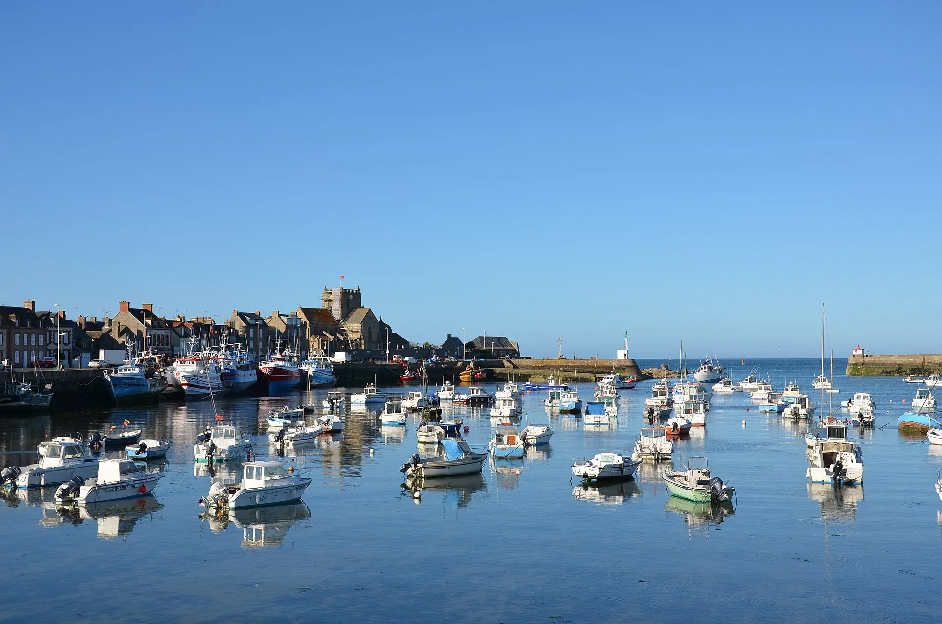 Les quais de granit du port